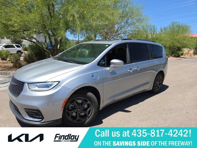 Used 2021 Chrysler Pacifica Limited w/ Uconnect Theater Family Group