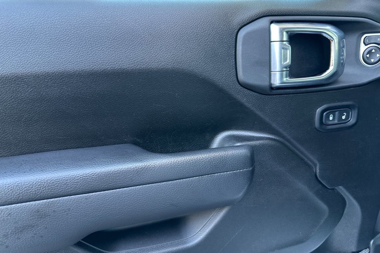 Used 2025 Jeep Wrangler Unlimited Rubicon image 11