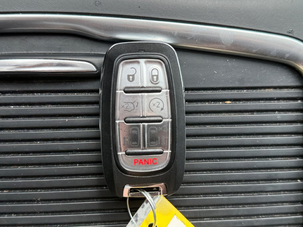 Used 2024 Chrysler Pacifica Limited FWD image 43