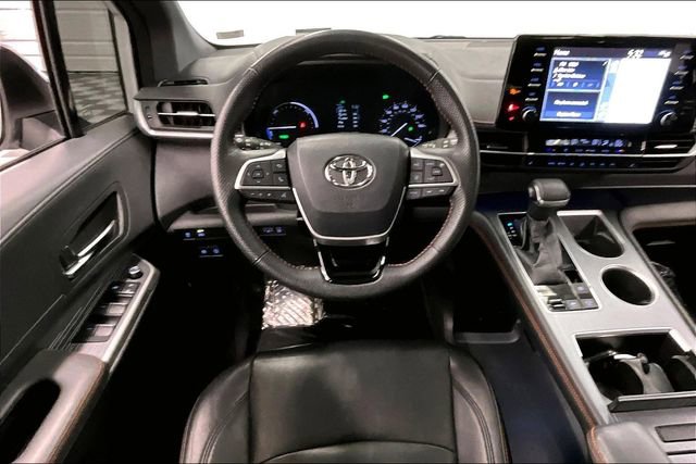 Used 2022 Toyota Sienna XSE image 6