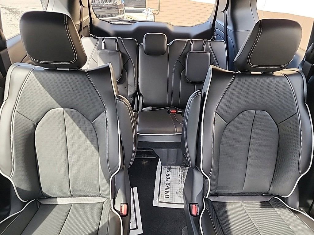 Used 2023 Chrysler Pacifica Limited w/ S Appearance Package image 24