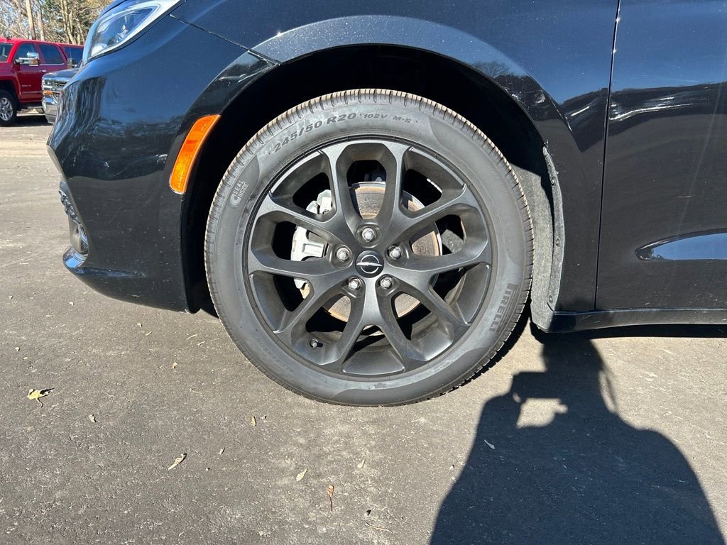 Used 2025 Chrysler Pacifica Limited image 9