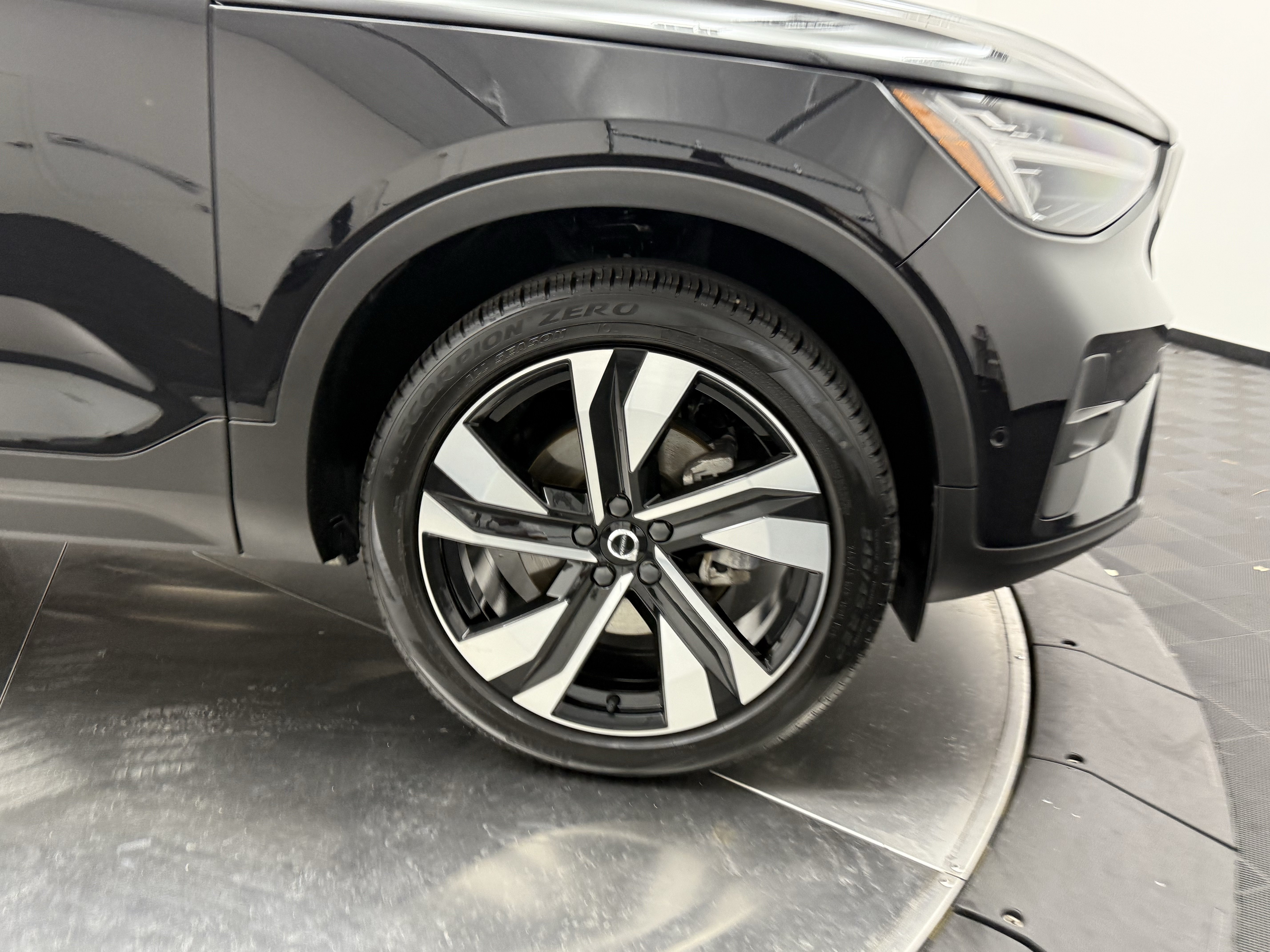 Certified 2024 Volvo XC40 B5 Plus w/ Protection Package Premier AWD/4WD image 9