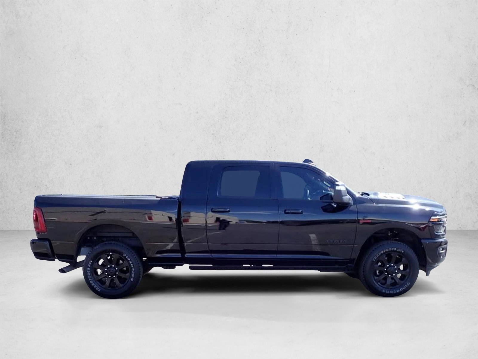 Used 2025 RAM 2500 Laramie AWD/4WD image 4