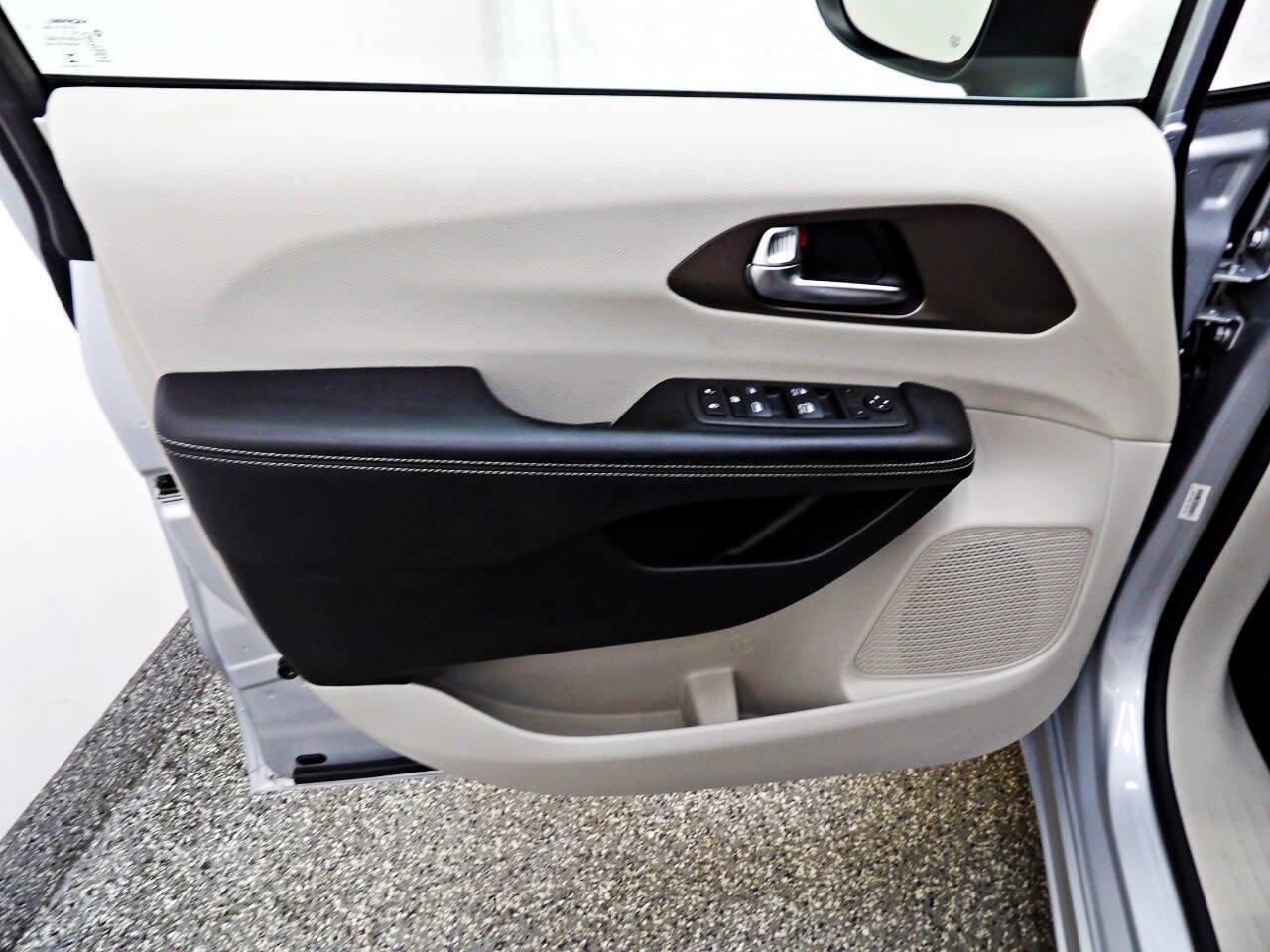 Used 2022 Chrysler Voyager LX FWD image 7