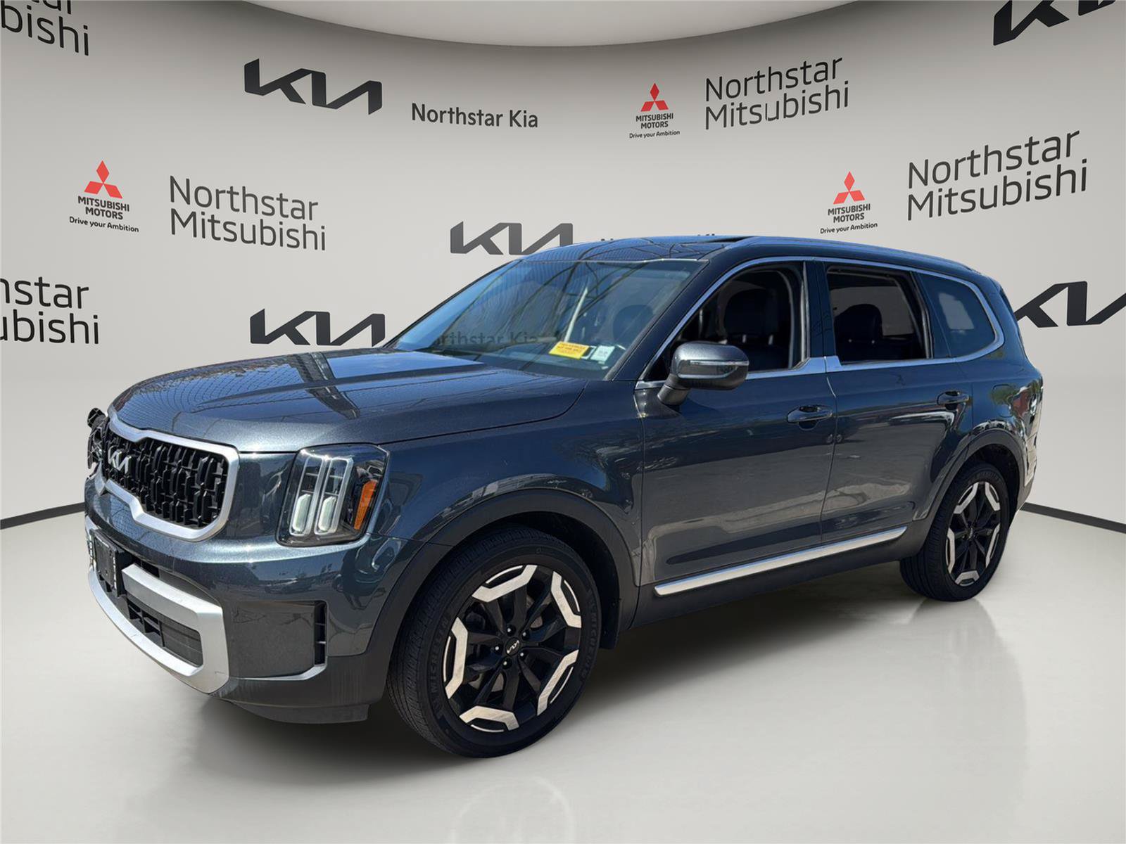 Used 2023 Kia Telluride EX w/ EX Captain's Chair Package AWD/4WD image 1
