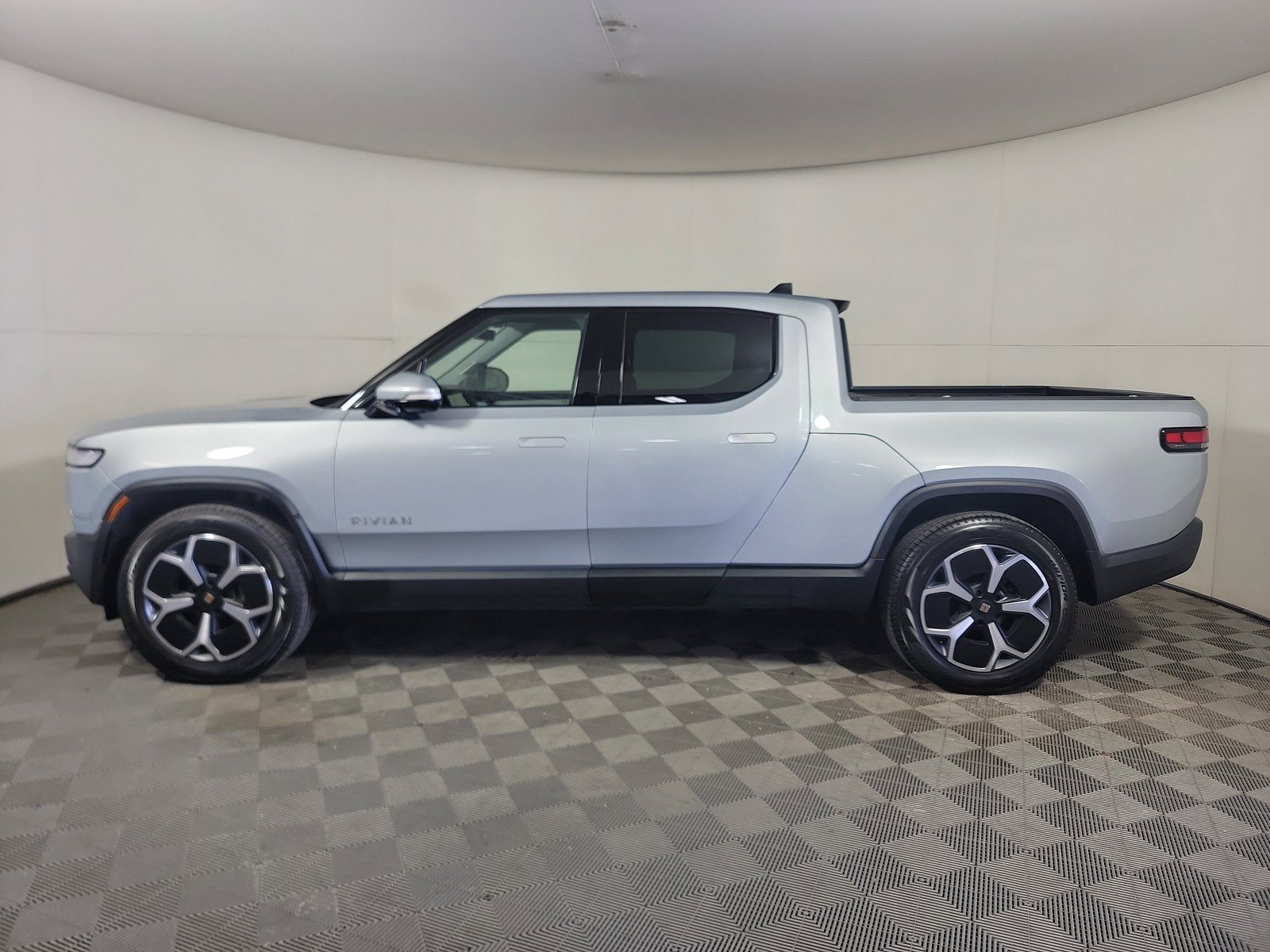 Used 2024 Rivian R1T Adventure AWD/4WD image 2