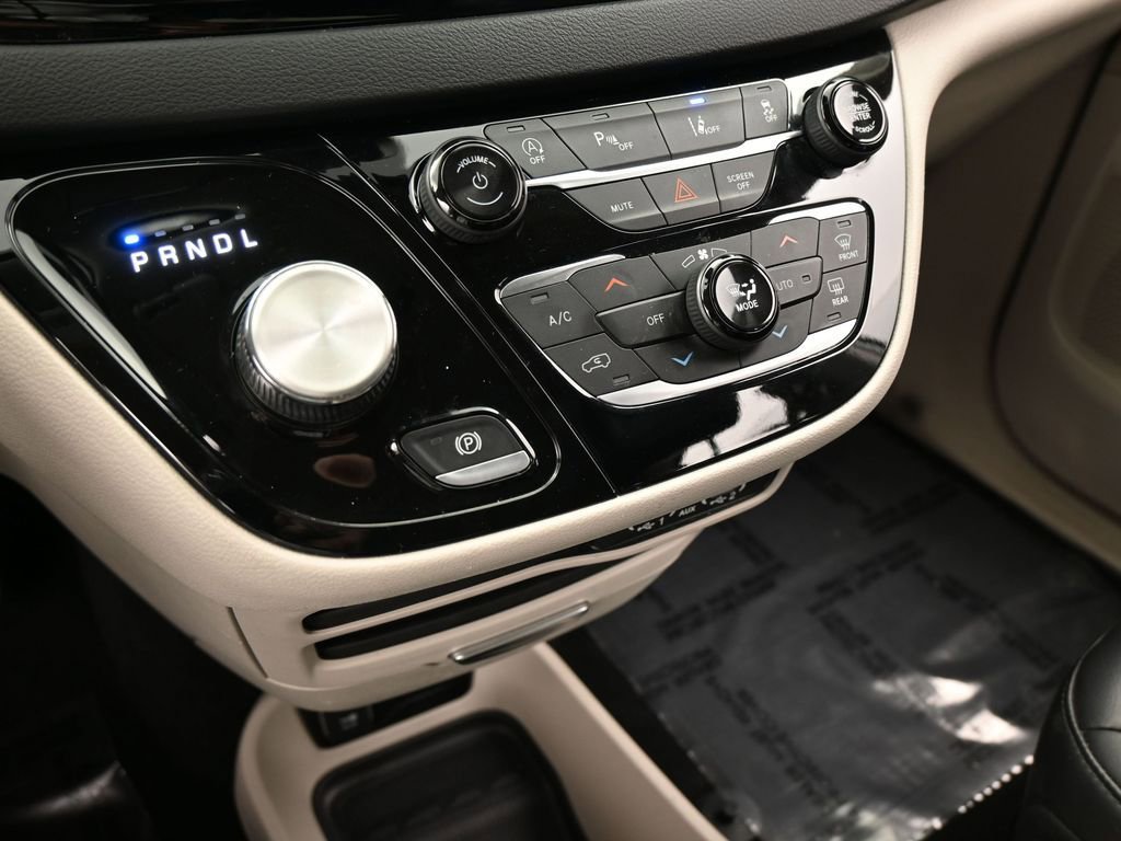Used 2023 Chrysler Pacifica Touring-L image 25