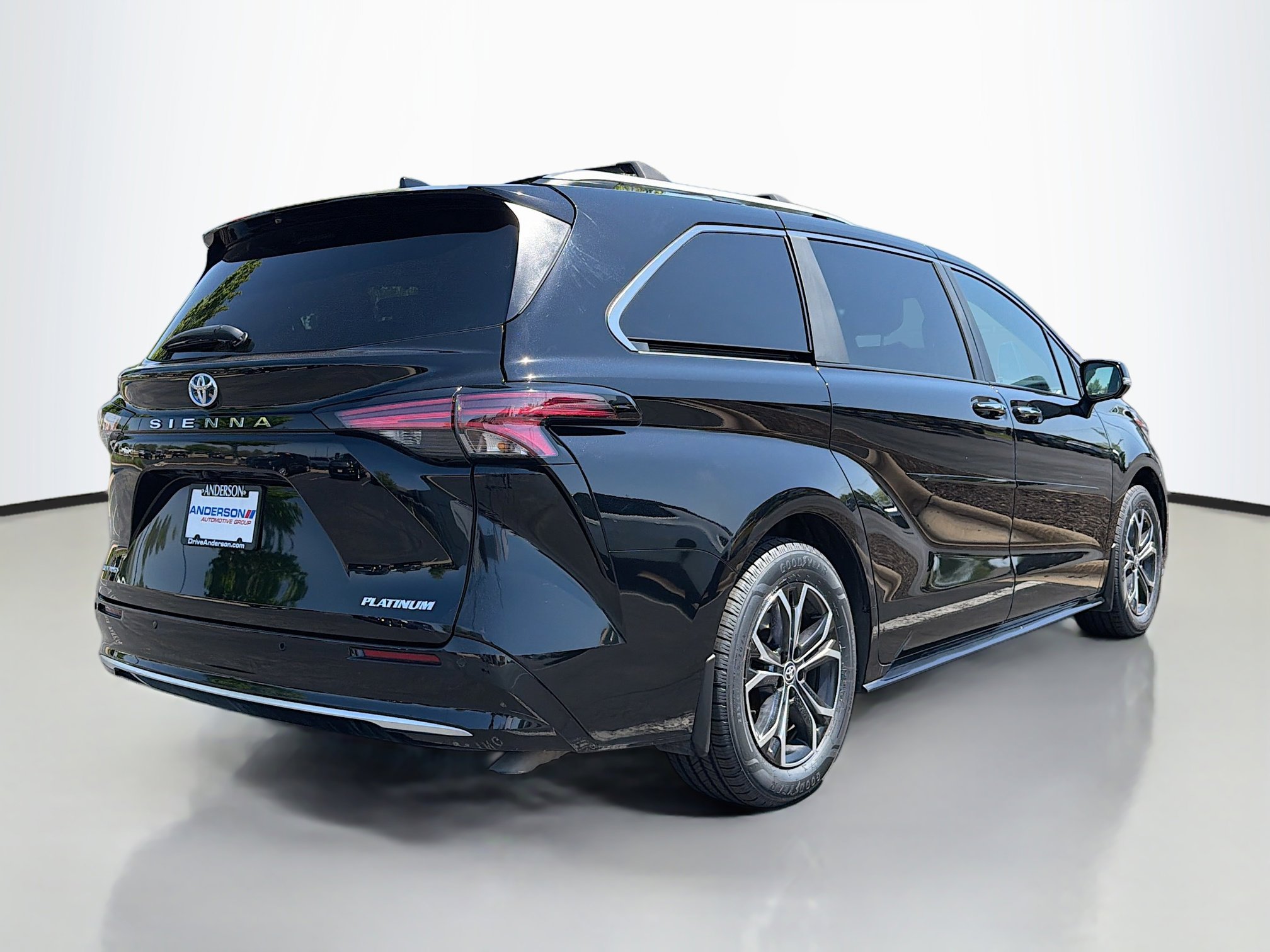 Used 2025 Toyota Sienna Platinum AWD/4WD image 2