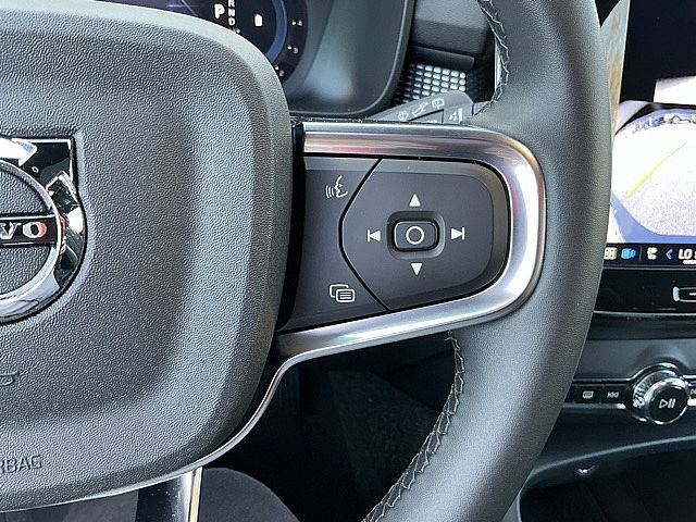 Certified 2025 Volvo XC40 B5 Plus image 28