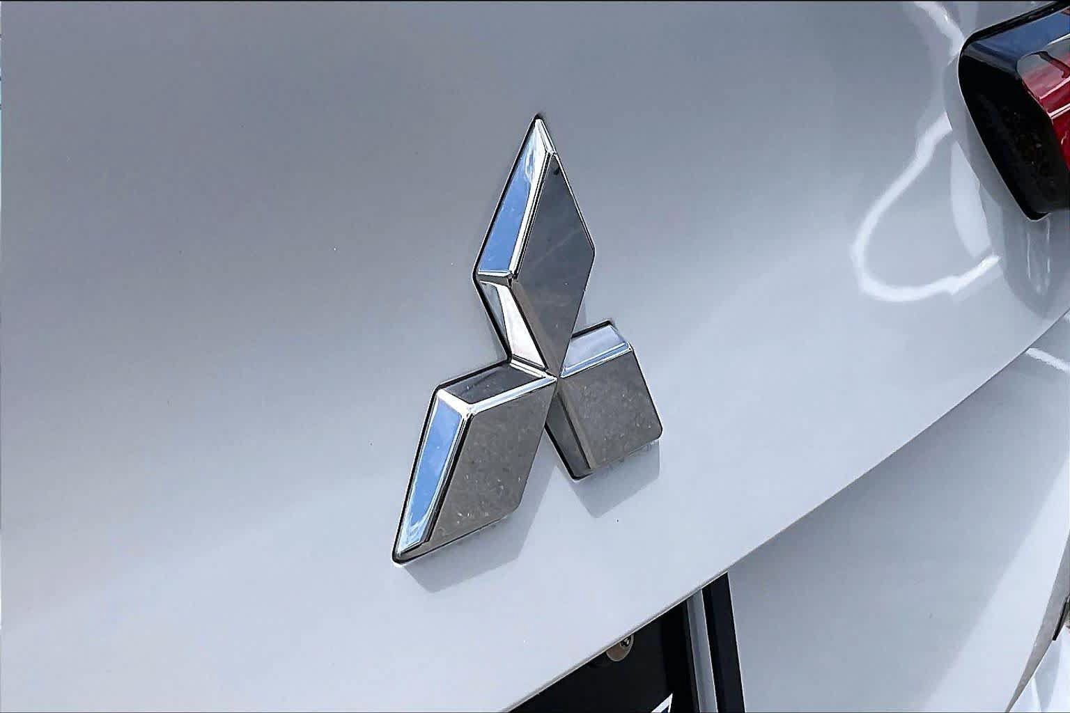 Used 2023 Mitsubishi Outlander SE Black Edition FWD image 9
