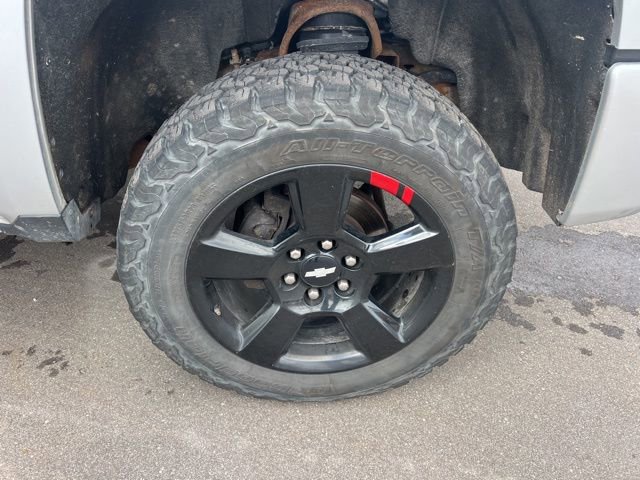 Used 2018 Chevrolet Silverado 1500 LT w/ Redline Edition AWD/4WD image 9