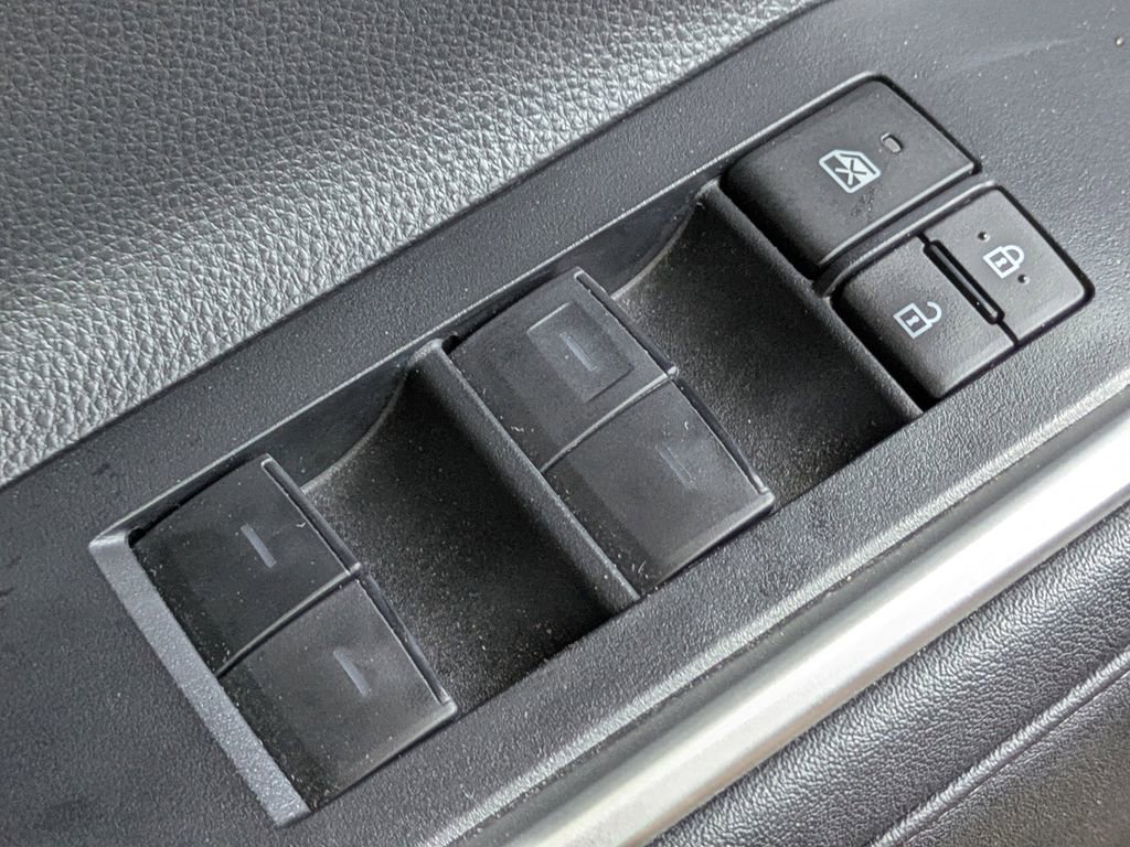 Used 2024 Toyota Highlander XLE FWD image 26