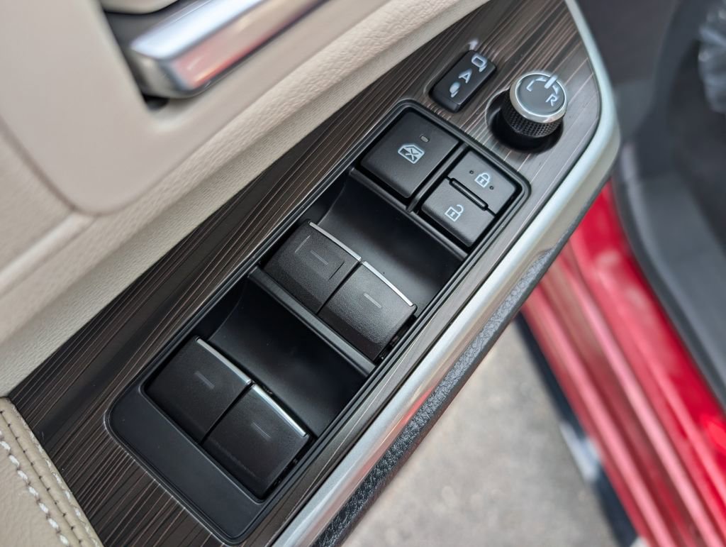 Used 2022 Toyota Sienna Limited image 16