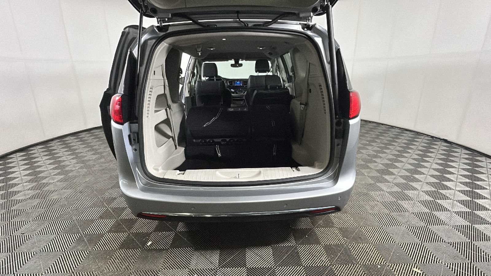 Used 2018 Chrysler Pacifica Touring-L FWD image 31