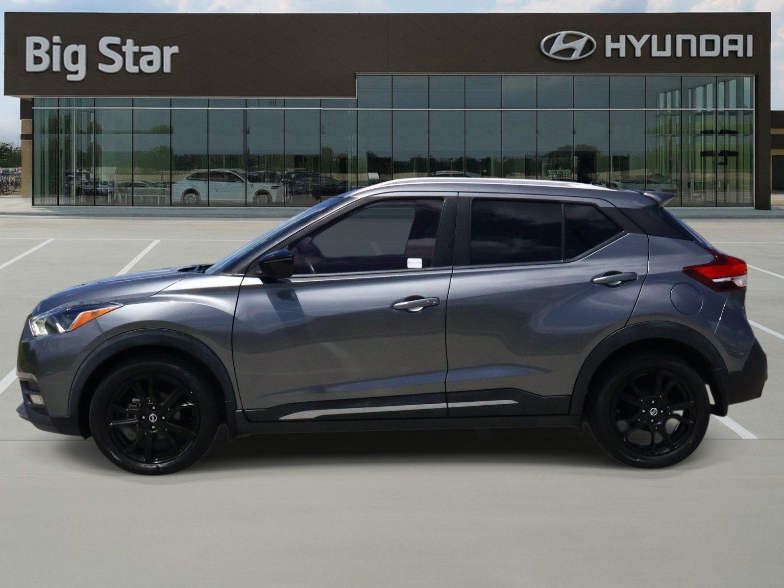 Used 2020 Nissan Kicks SR w/ SR Premium Package FWD image 2