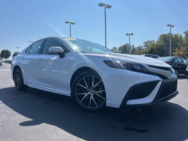 Used 2024 Toyota Camry SE image 3