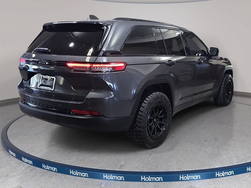 Used 2022 Jeep Grand Cherokee Altitude AWD/4WD image 6