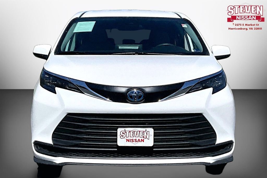 Used 2024 Toyota Sienna LE FWD image 2