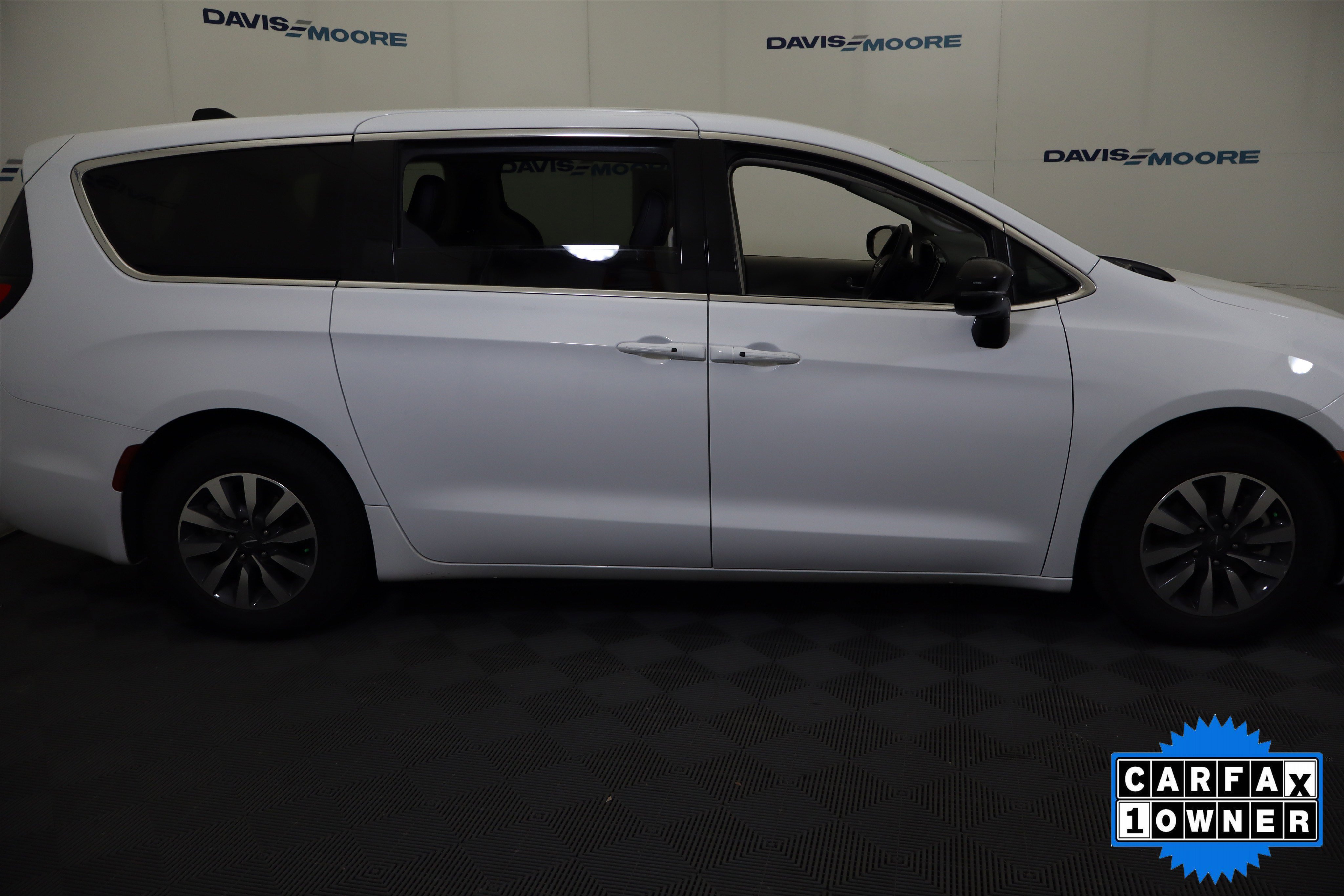 Used 2024 Chrysler Pacifica Select image 4