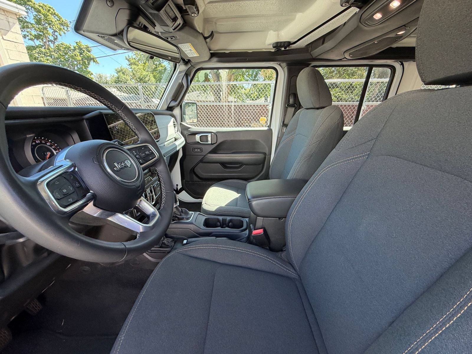 Used 2025 Jeep Wrangler Unlimited Sahara AWD/4WD image 27