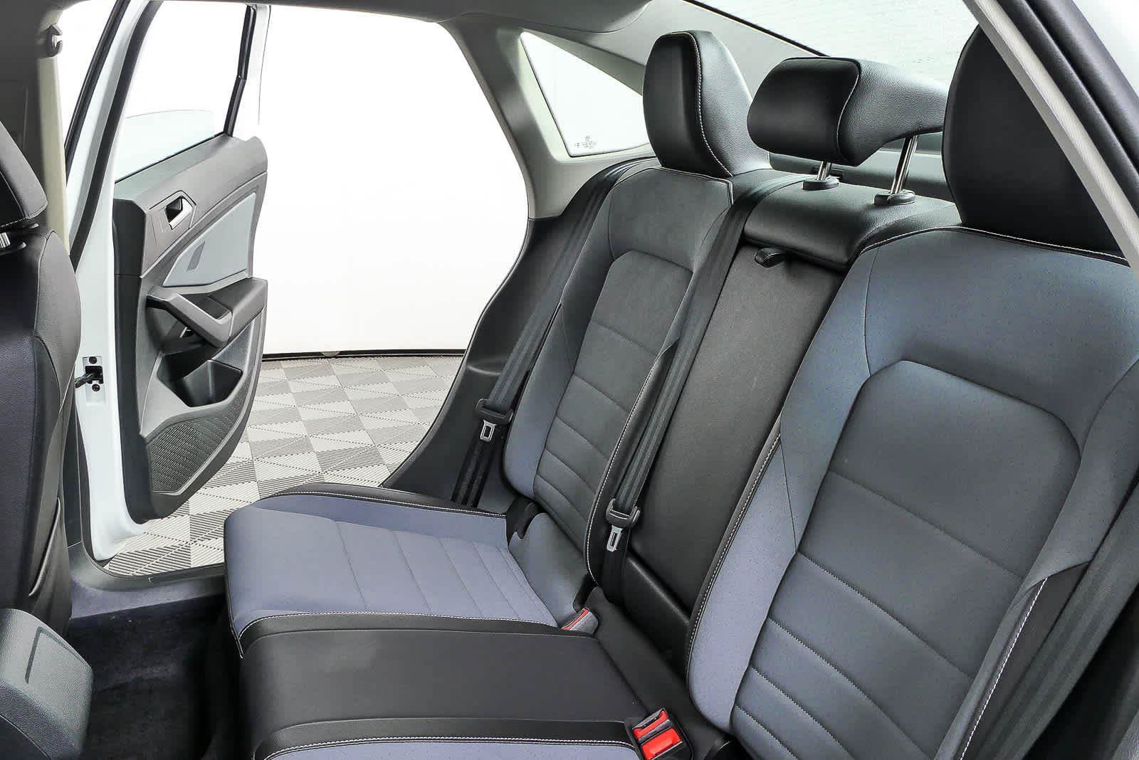 Certified 2025 Volkswagen Jetta SE FWD image 18