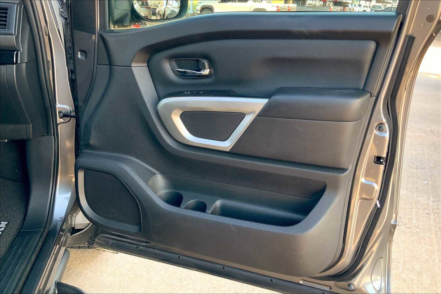 Used 2024 Nissan Titan SV w/ SV Convenience Package image 24
