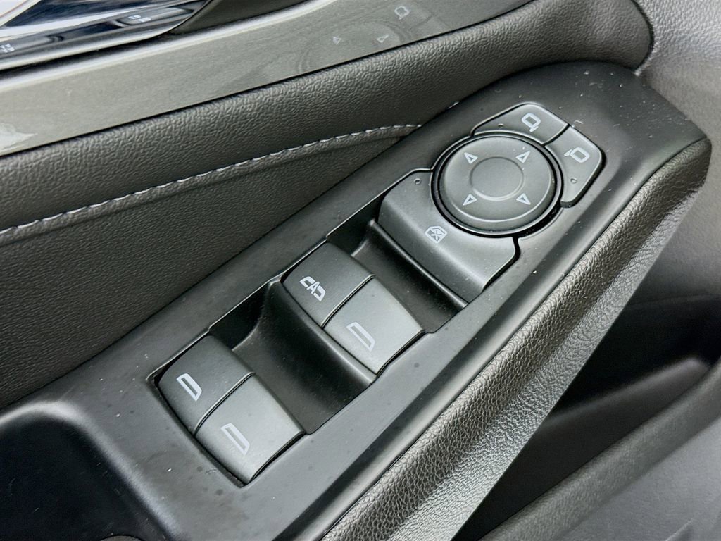 Used 2023 Chevrolet Traverse LT w/ Rear Camera Mirror Package image 18