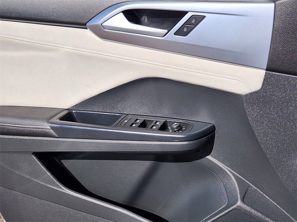 Used 2025 Volkswagen Taos SE image 3