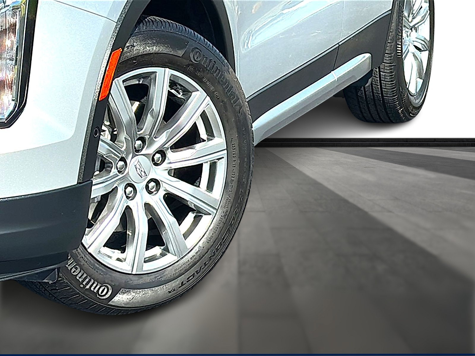 Used 2022 Cadillac XT4 Premium Luxury w/ Enhanced Visibility Package FWD image 3