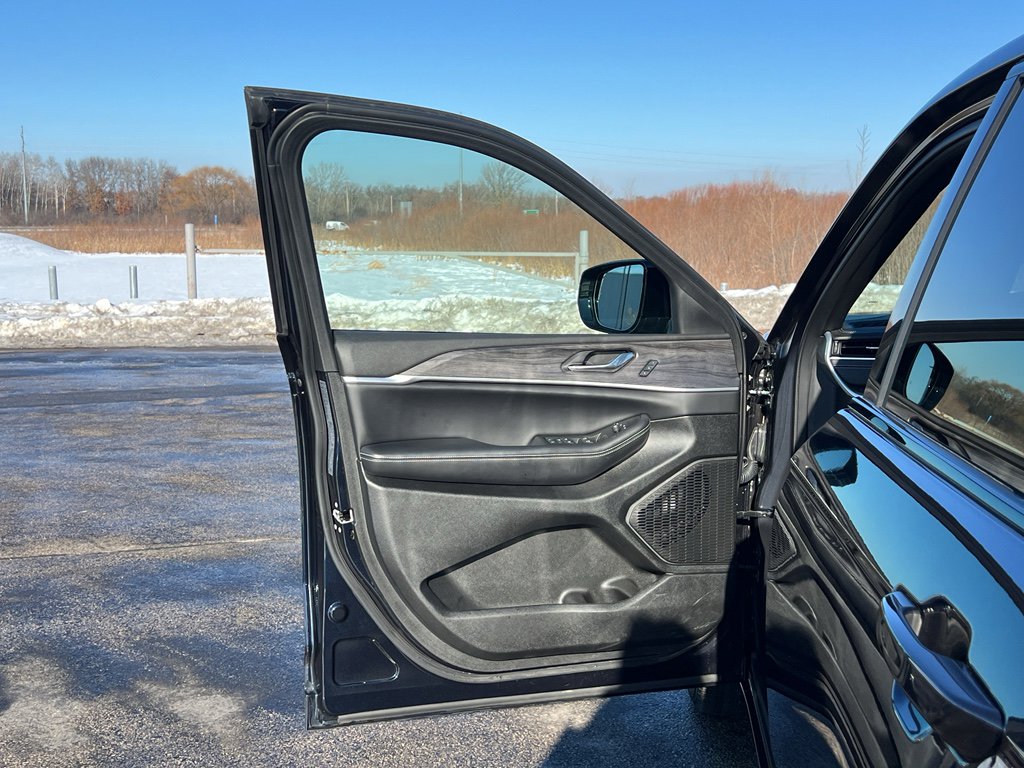 Used 2024 Jeep Grand Cherokee Limited w/ Luxury Tech Group II image 10