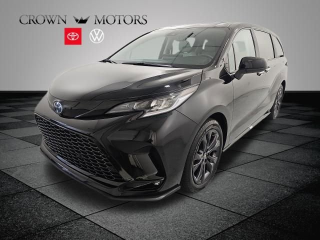 Used 2025 Toyota Sienna XSE FWD image 3