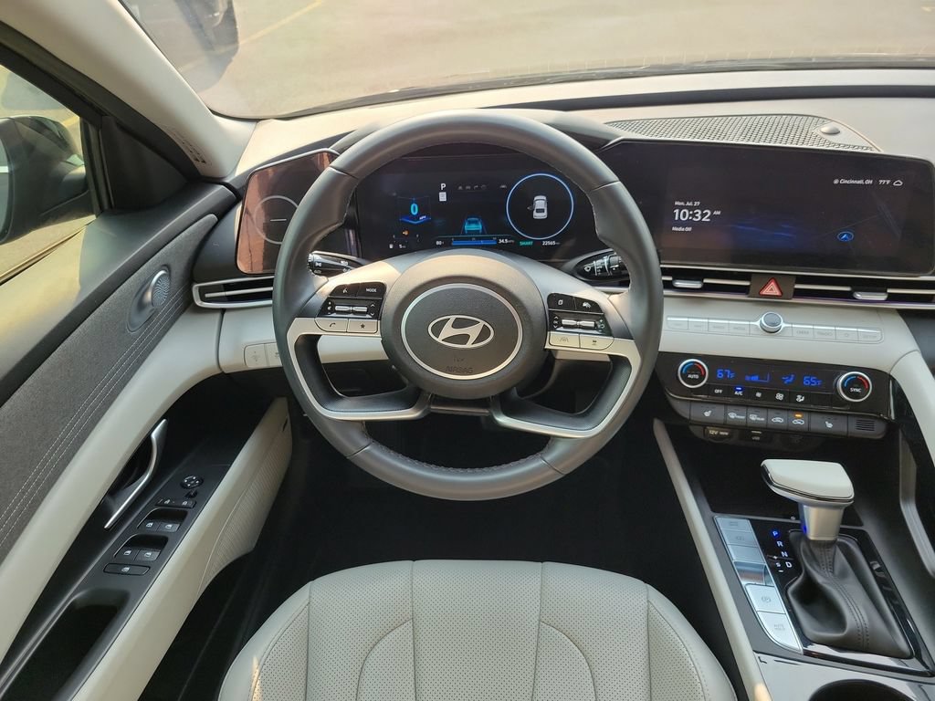Used 2025 Hyundai Elantra Limited FWD image 12