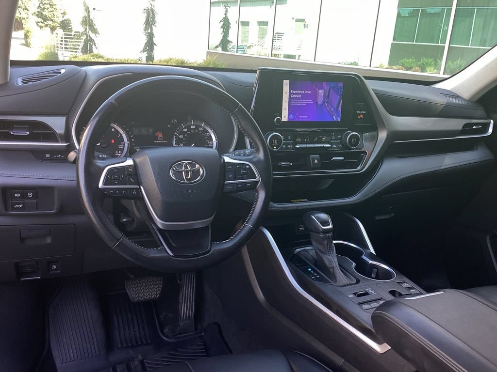 Used 2023 Toyota Highlander XLE AWD/4WD image 11