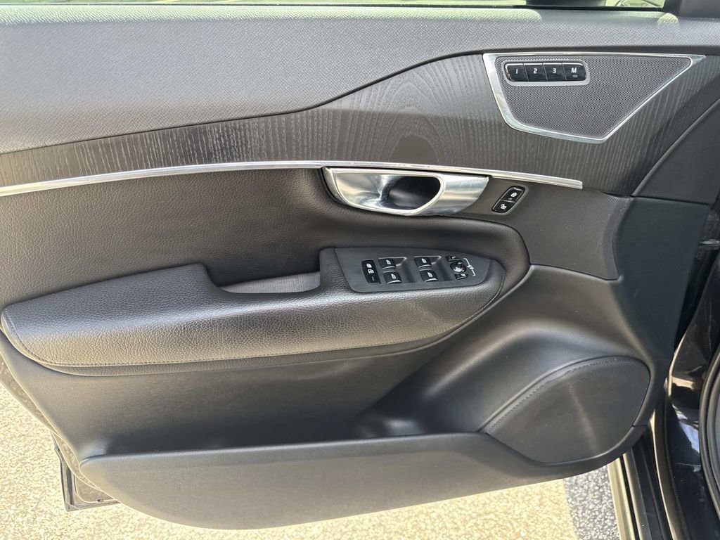 Used 2020 Volvo XC90 T6 Momentum image 14