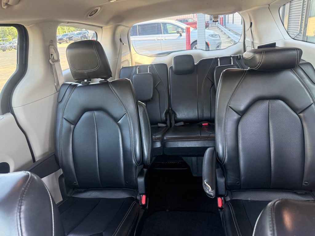 Used 2023 Chrysler Pacifica Touring-L FWD image 33