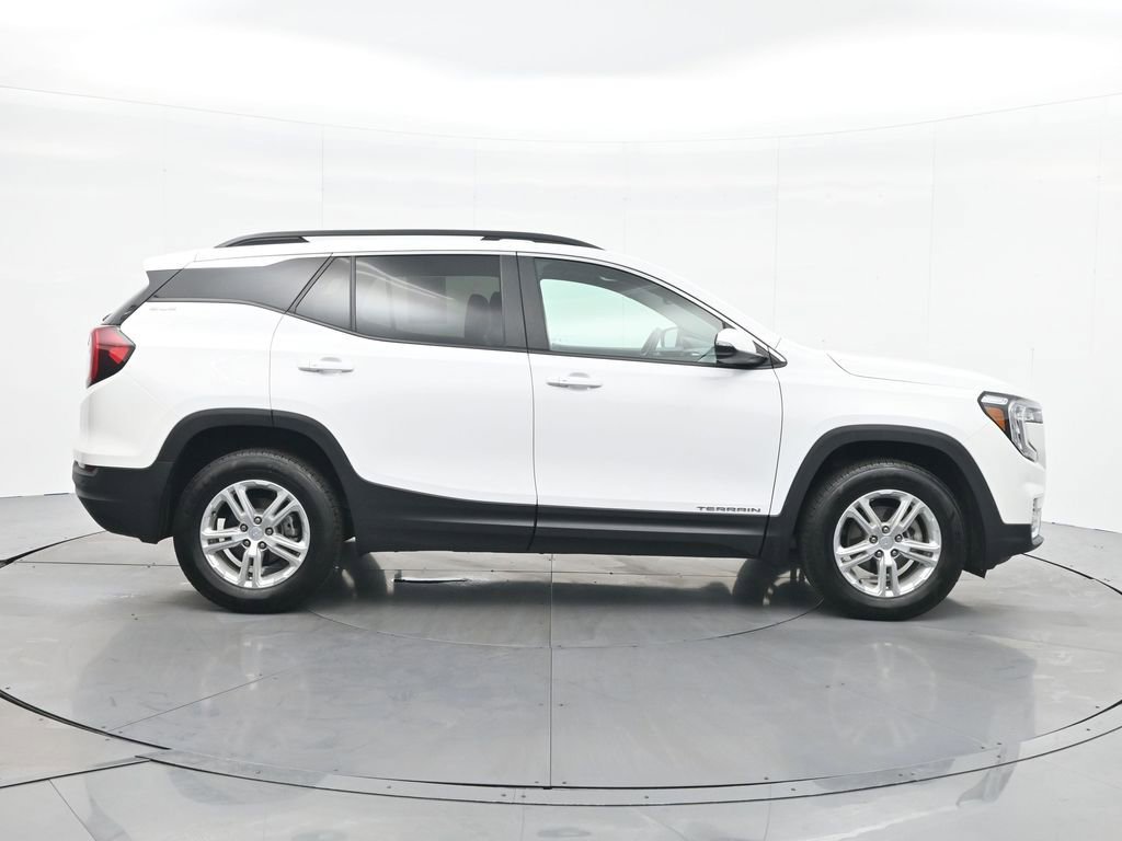 Used 2023 GMC Terrain SLE w/ Driver Convenience Package image 4