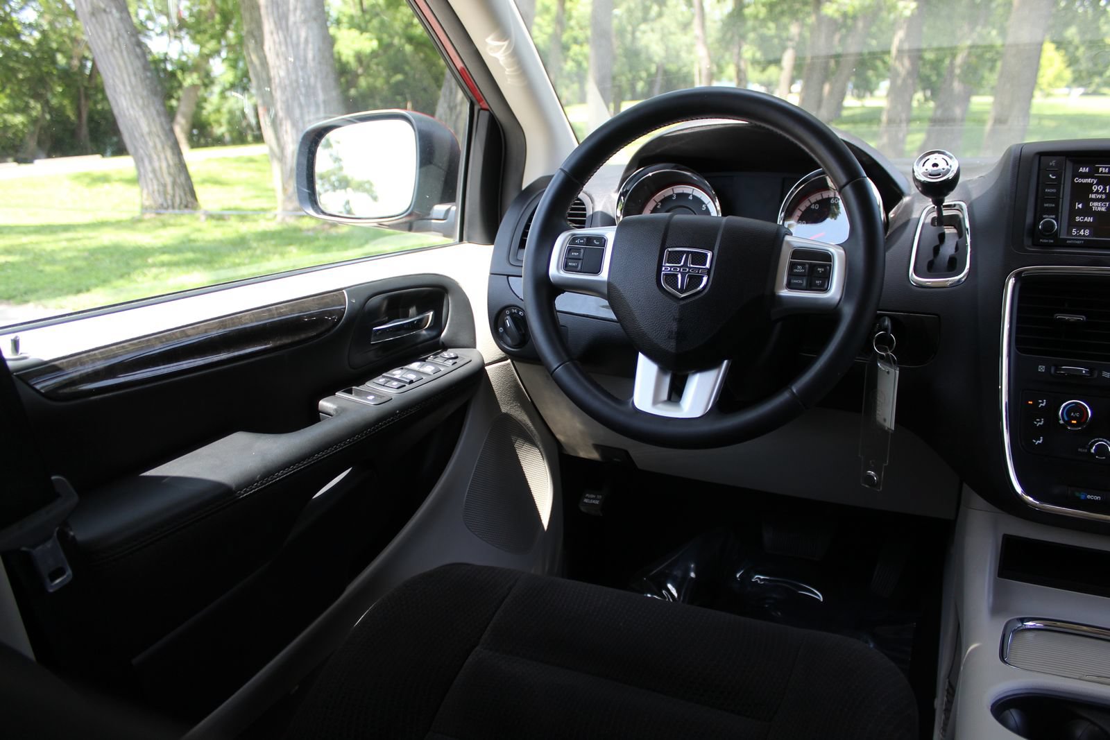 Used 2016 Dodge Grand Caravan SXT w/ UConnect Hands-Free Group FWD image 9