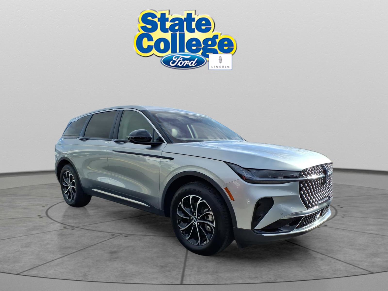 Used 2025 Lincoln Nautilus Premier image 3