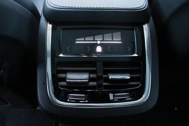 Used 2025 Volvo XC90 B5 Core image 29