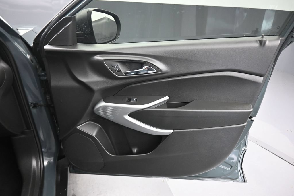 Used 2025 Chevrolet Trax LS FWD image 33