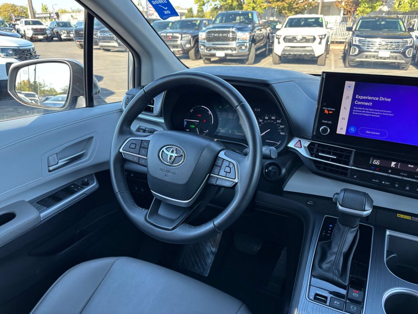 Used 2025 Toyota Sienna XLE FWD image 37
