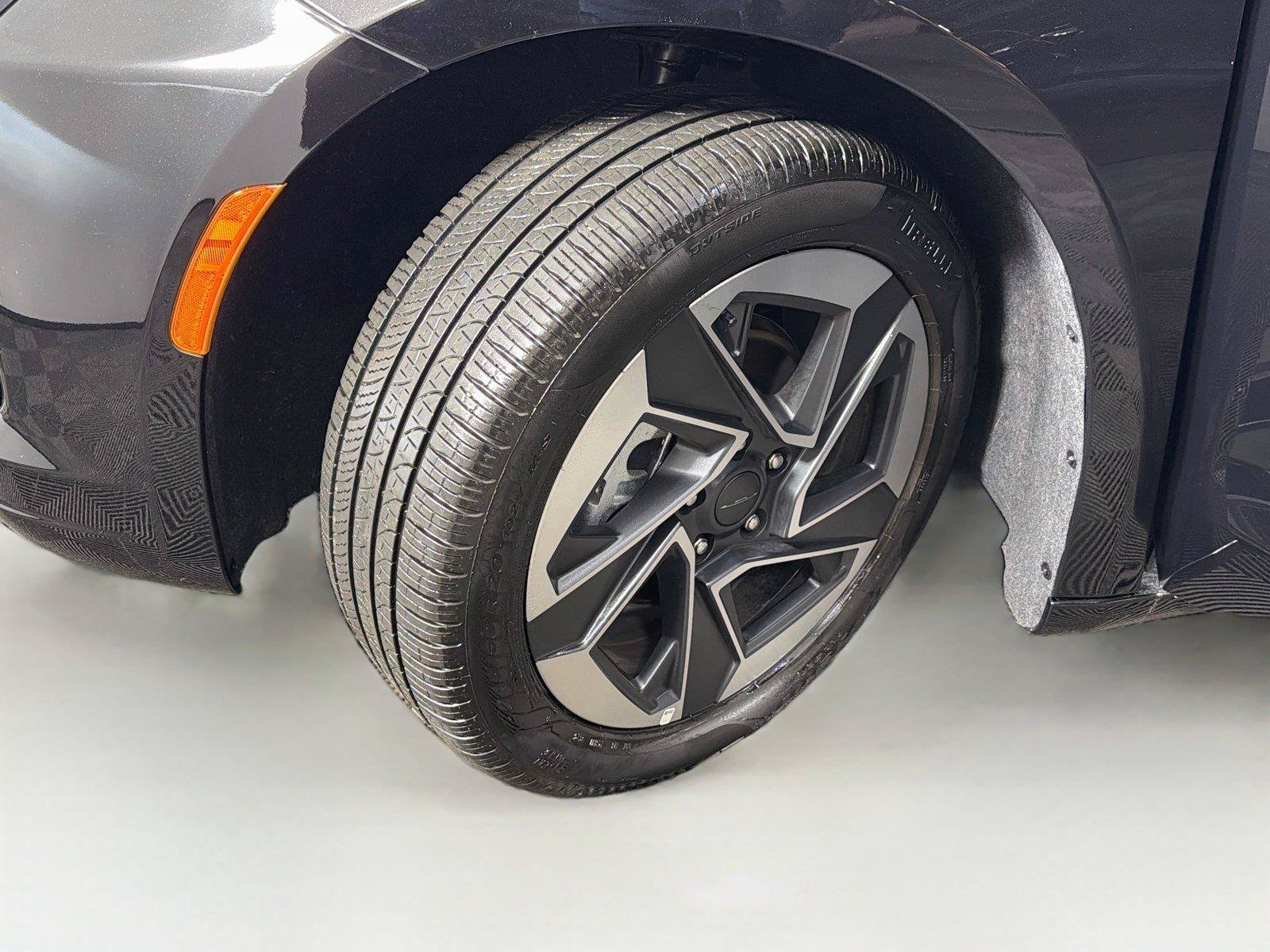 Used 2027 Chrysler Pacifica Limited FWD image 38