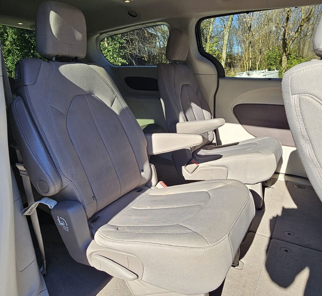 Used 2020 Chrysler Pacifica Touring image 11
