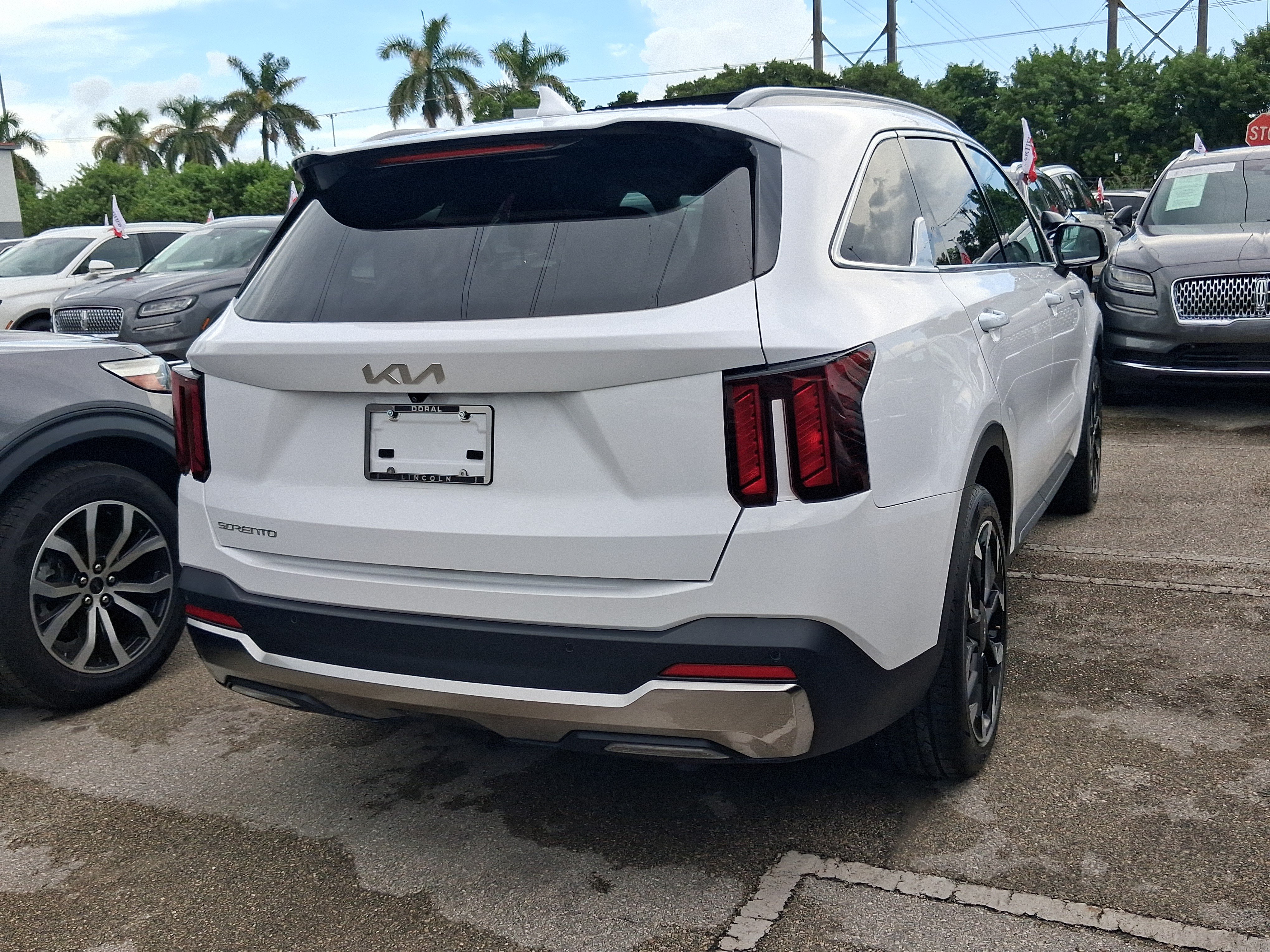 Used 2025 Kia Sorento EX w/ Panoramic Sunroof Package FWD image 4