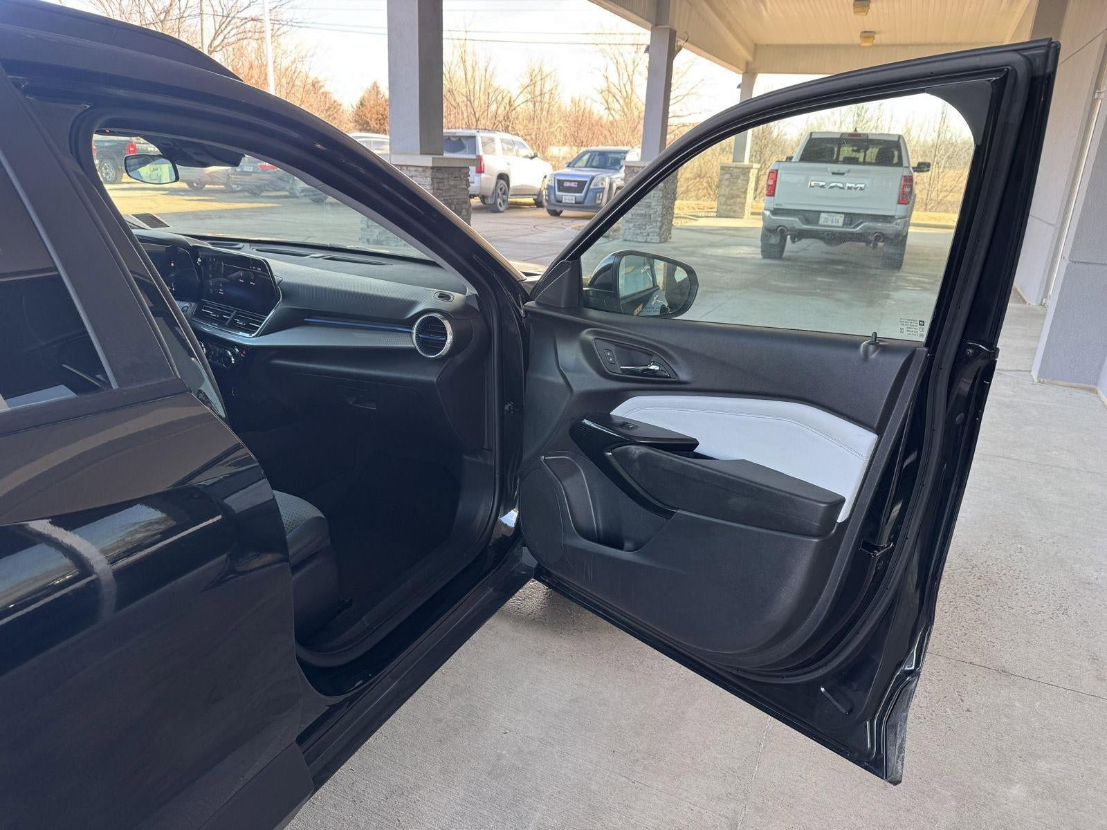 Used 2025 Chevrolet Trax LT w/ LT Convenience Package FWD image 31