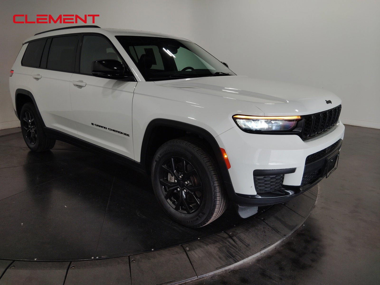 Used 2024 Jeep Grand Cherokee L Laredo image 3