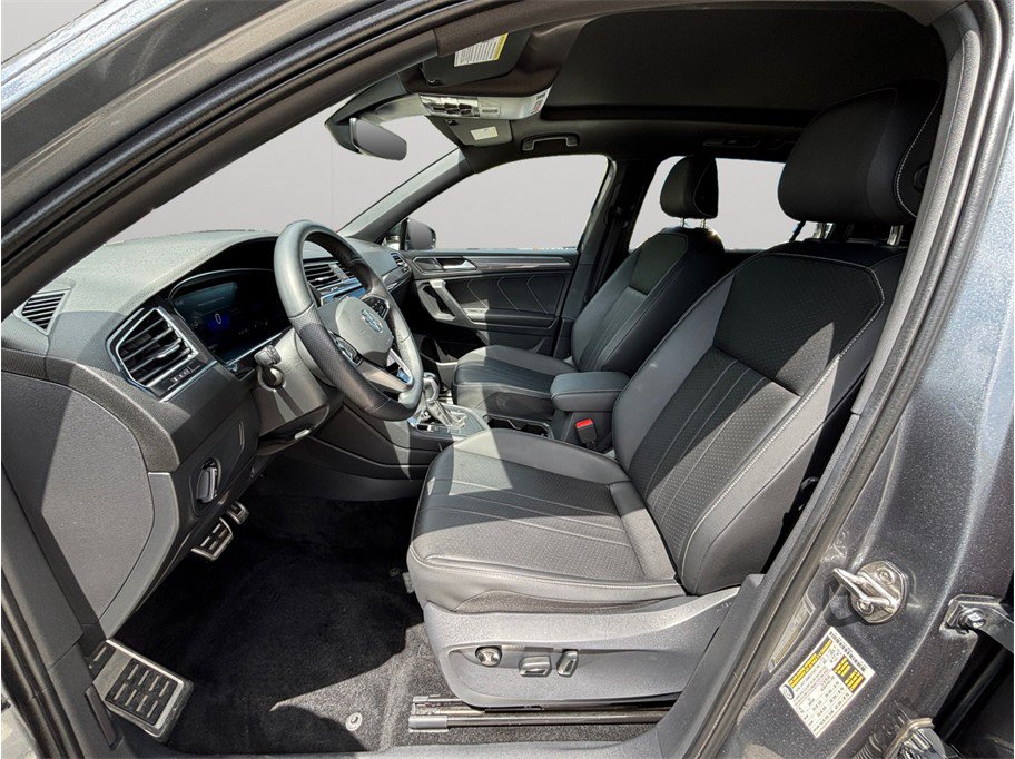 Used 2023 Volkswagen Tiguan SE R-Line FWD image 2