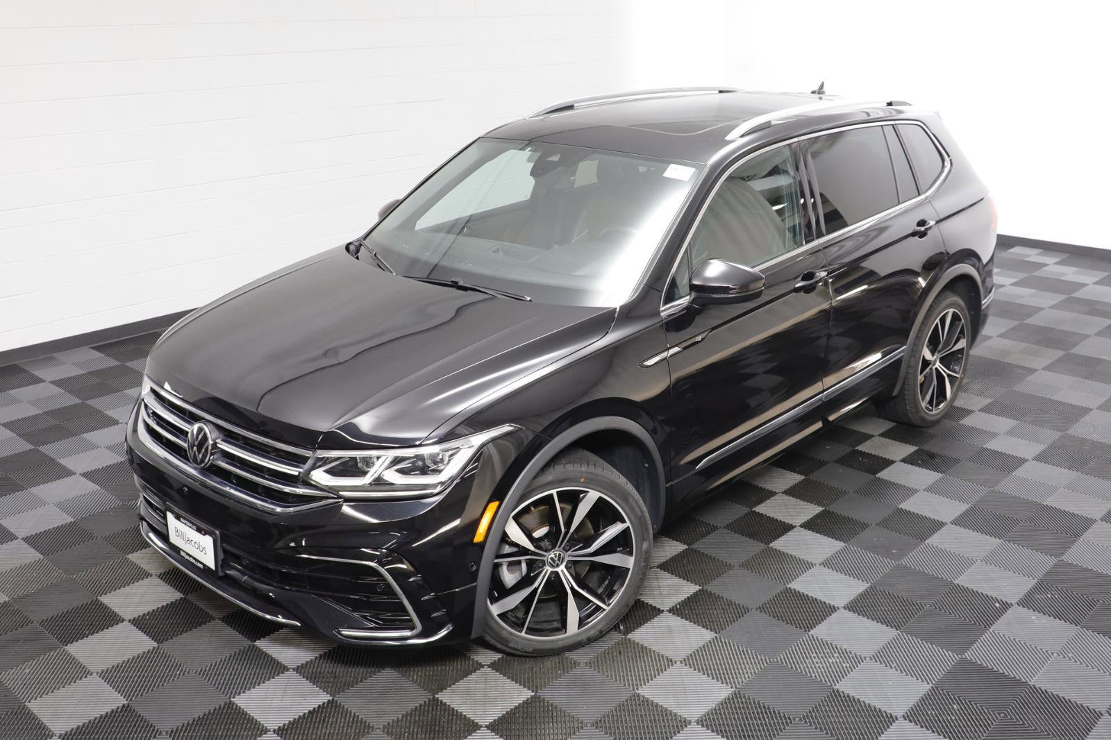 Used 2023 Volkswagen Tiguan SEL R-Line image 2
