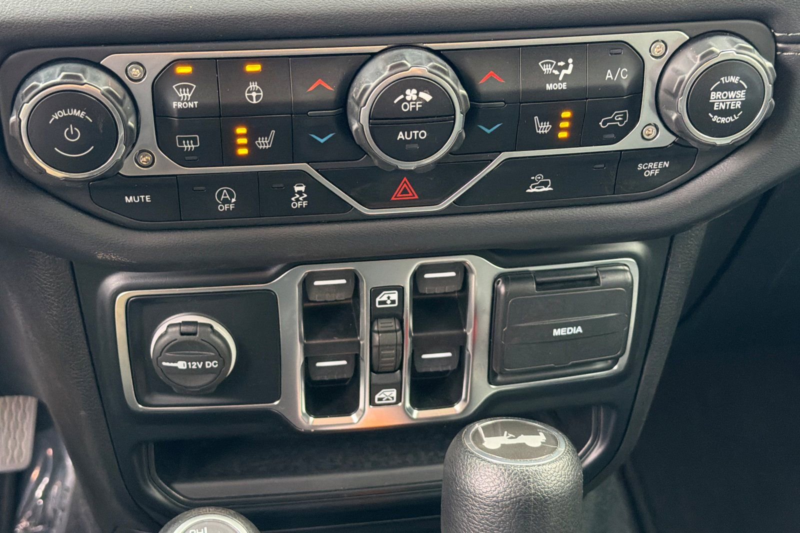 Used 2024 Jeep Wrangler Sahara image 28